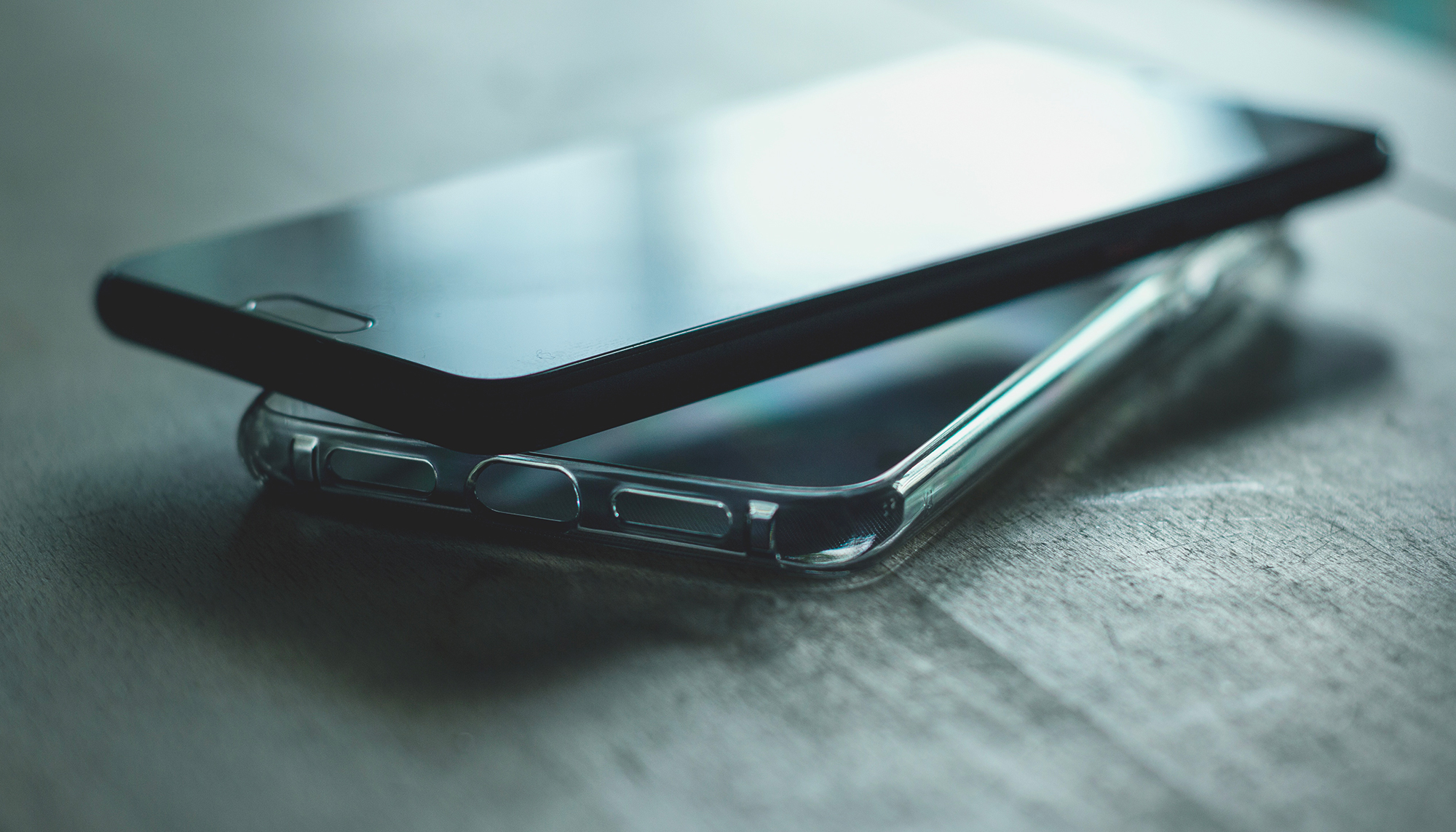 smarphone posé sur un coque vide