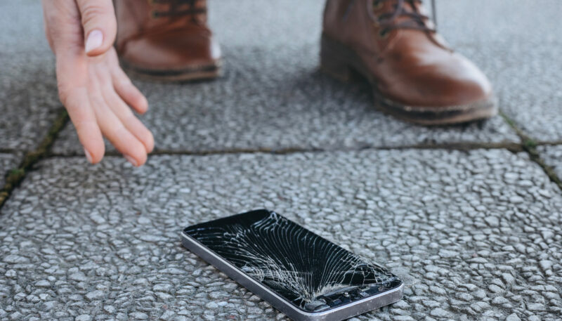 smartphone cassé à terre et prêt à être ramasser