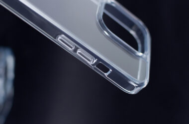 Coque transparente sur fond bleu