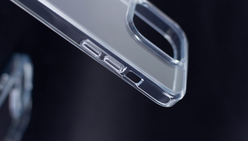 Coque transparente sur fond bleu