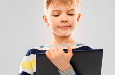 Enfant tenant une tablette