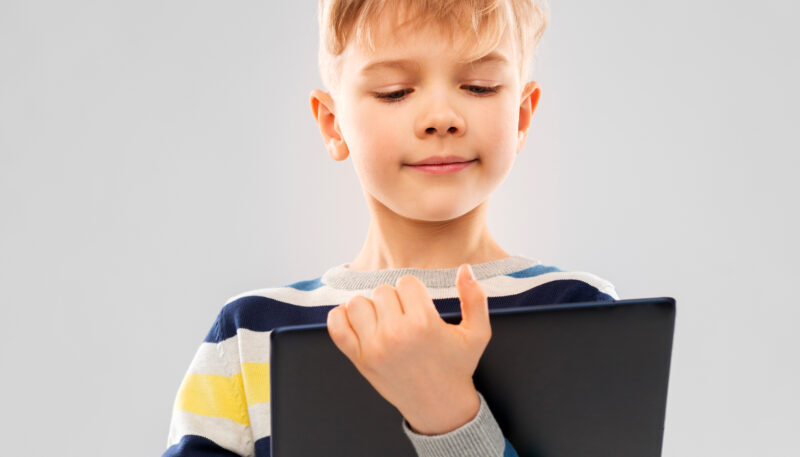 Enfant tenant une tablette