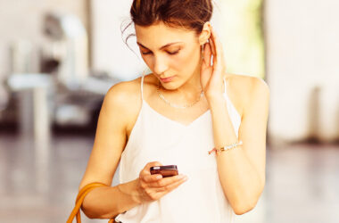 Femme consultant son smartphone