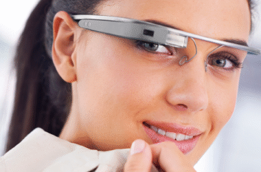 Femme portant des lunettes connectées
