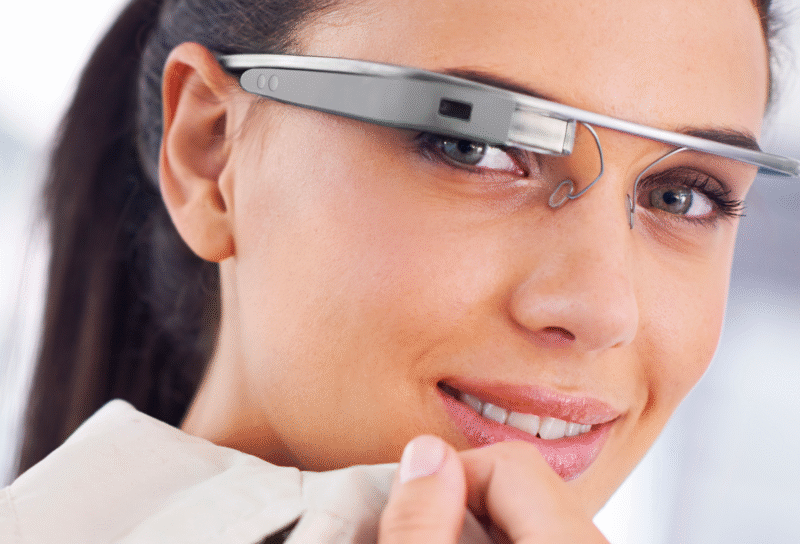 Femme portant des lunettes connectées