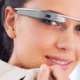 Femme portant des lunettes connectées