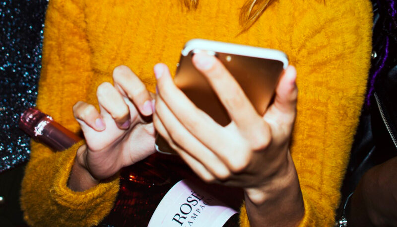 Smartphone dans le métro
