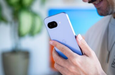 Google Pixel 9a tenu par un homme