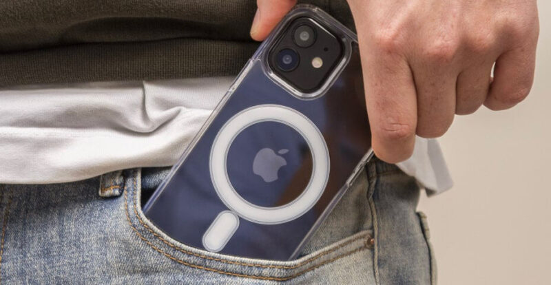 smartphone dans une coque transparente et sorti d'une poche
