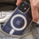 smartphone dans une coque transparente et sorti d'une poche