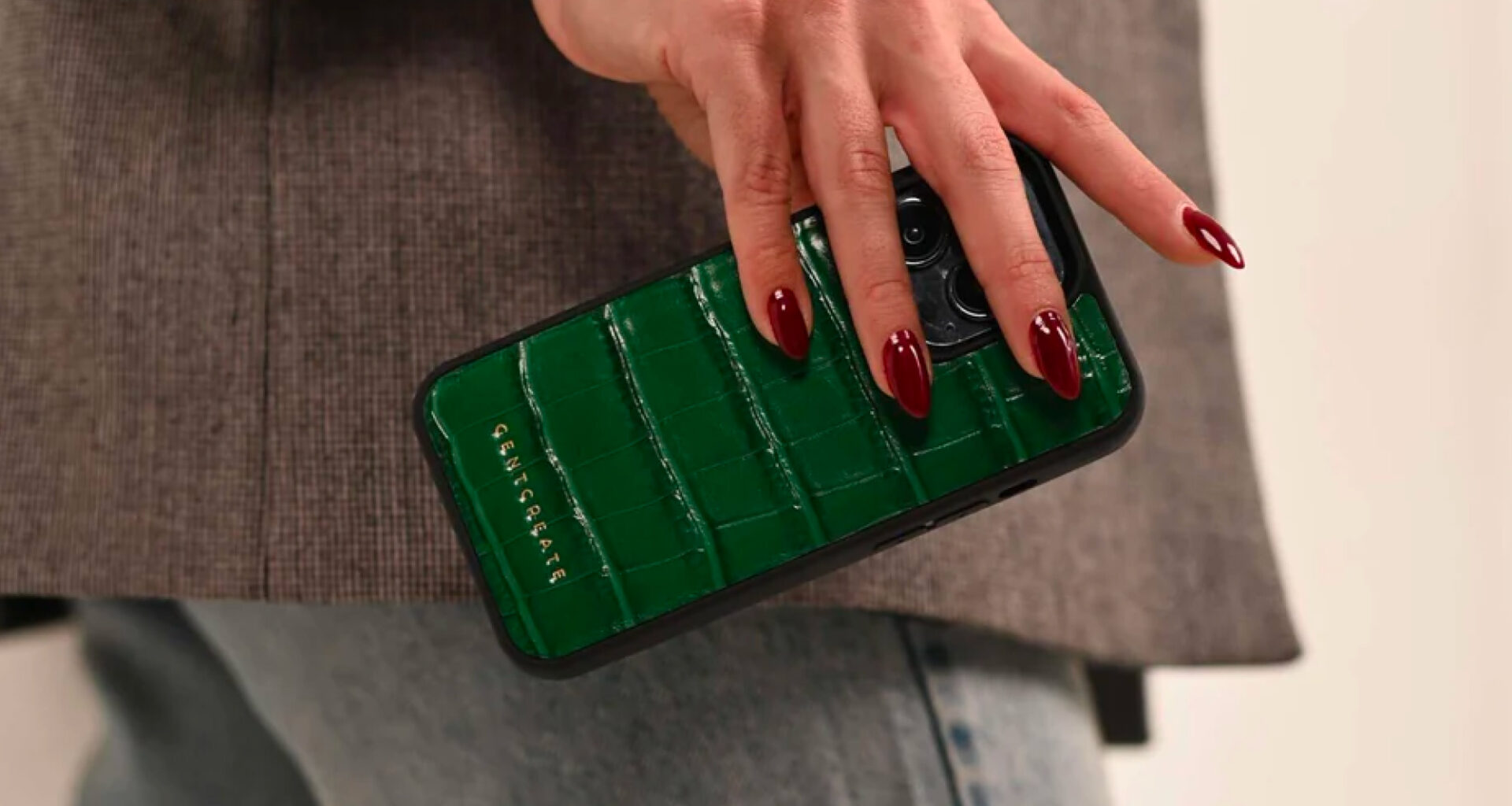 femme tenant une coque gentcreate
