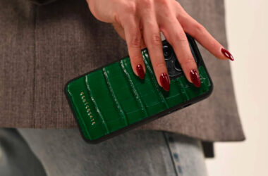 femme tenant une coque gentcreate