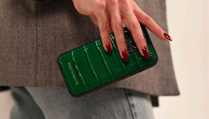 femme tenant une coque gentcreate