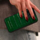 femme tenant une coque gentcreate